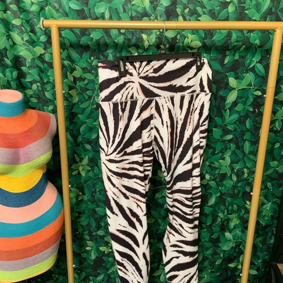 XXL Fabletics Capri Leggings - Picture 2 of 2